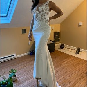 Enzoani Blue Linwood Wedding gown size 8 never worn RARE STUNNING